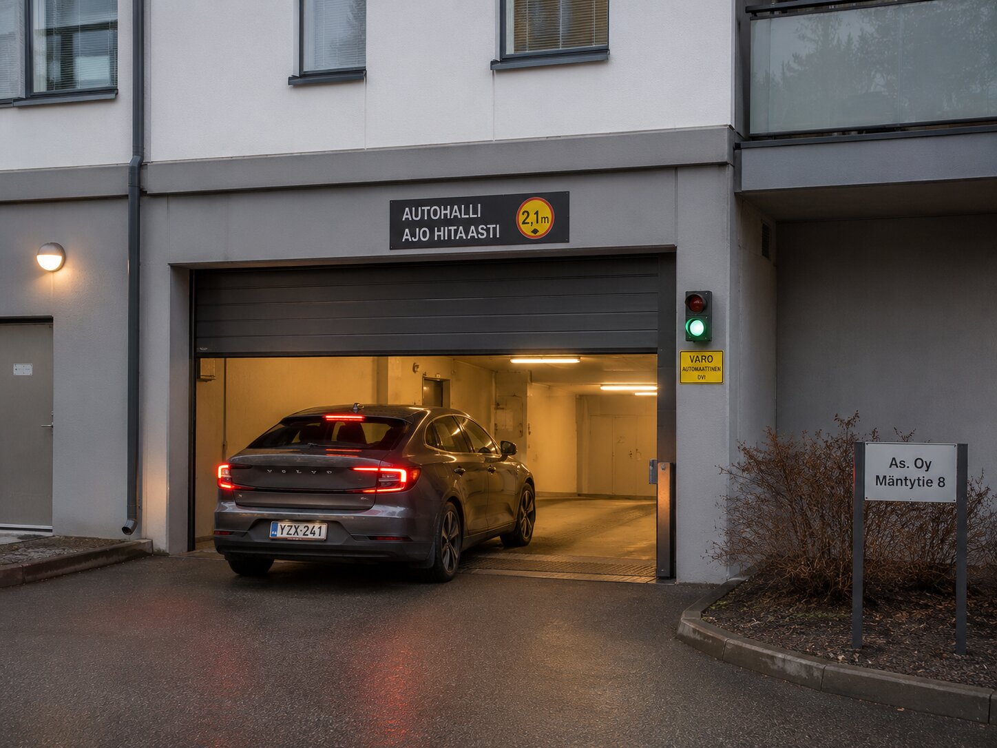 Autohallin ovi – sähköinen lukitus ja kulkuoikeuksien hallinta